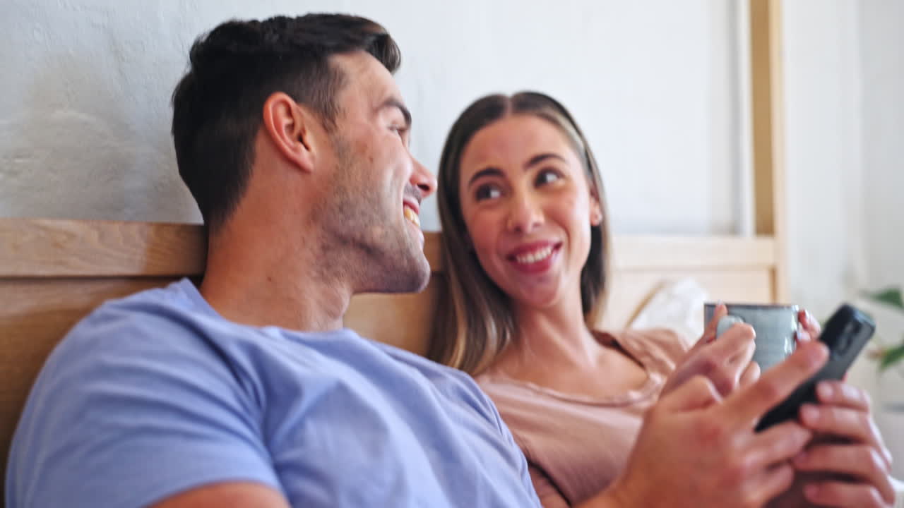 Relaxamento, telefone e casal com café na cama