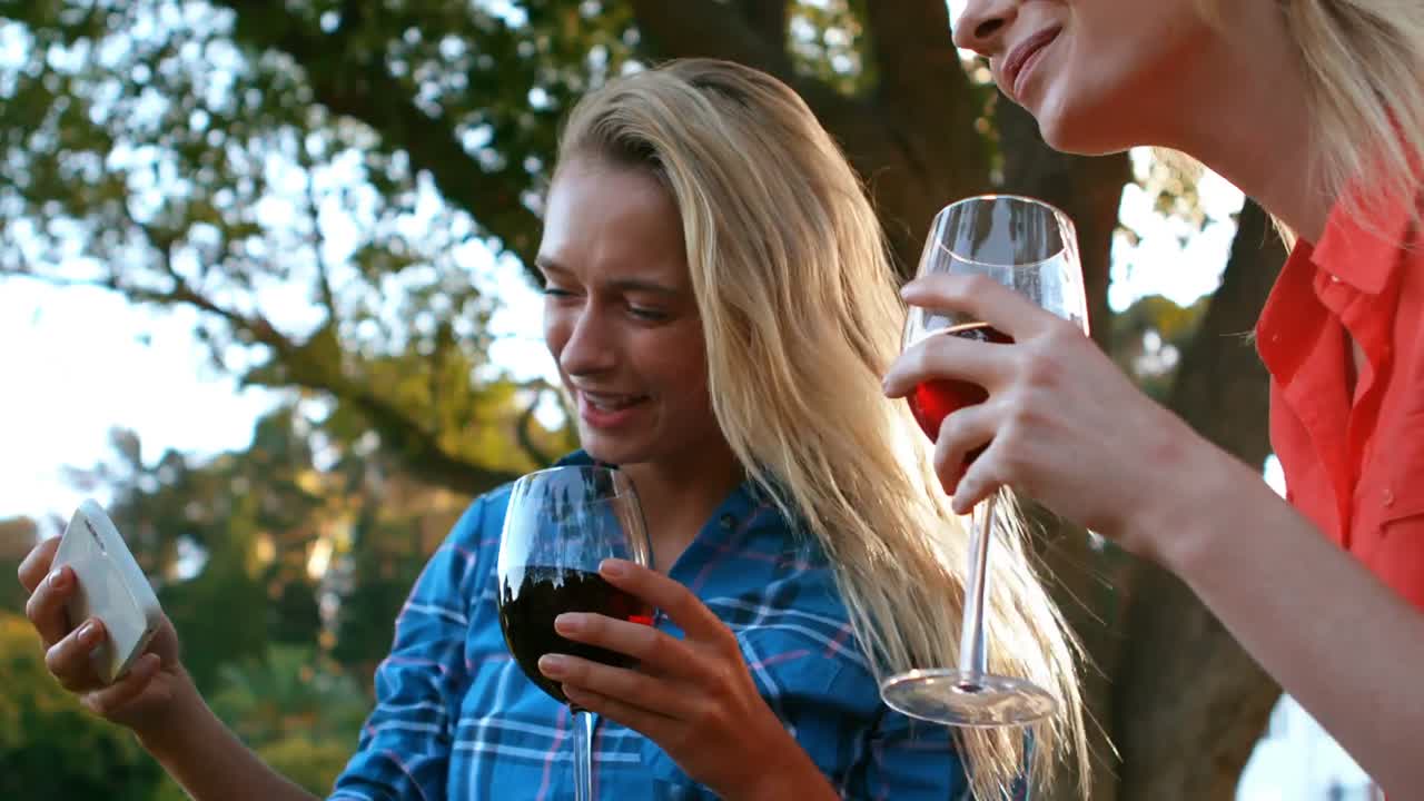 mujeres hermosas tomando una selfie desde el teléfono móvil