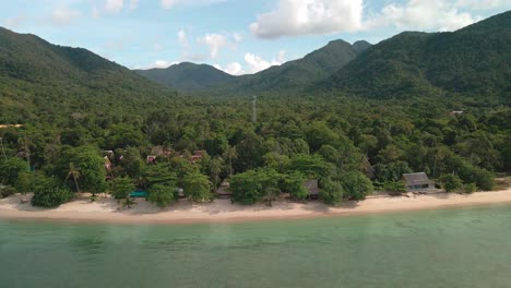 Toma-Aérea-De-La-Playa-Klong-Koi-En-Bang-Bao,-Koh-Chang,-Playa-Tropical-Tailandesa