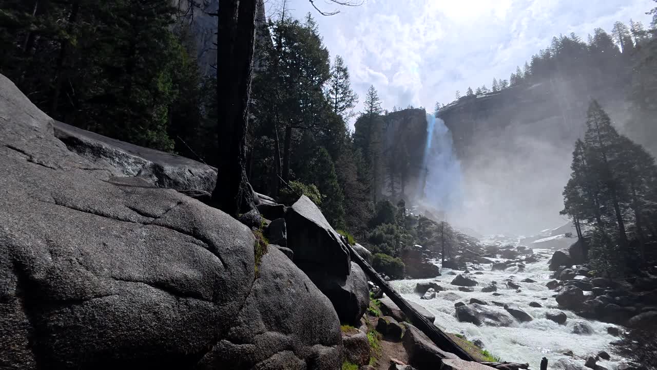 Yosemite'de Coşkun Nehir ve Ormanla Birlikte Görkemli Vernal Şelalesi