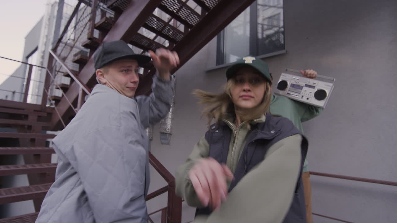 молодые люди на лестнице.