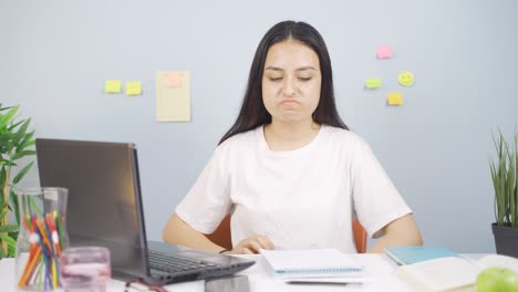 pobre estudiante infeliz y triste.