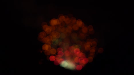 색, 초록색, 분홍색 및 빨간색 불꽃놀이 bokeh. 휴일 배경