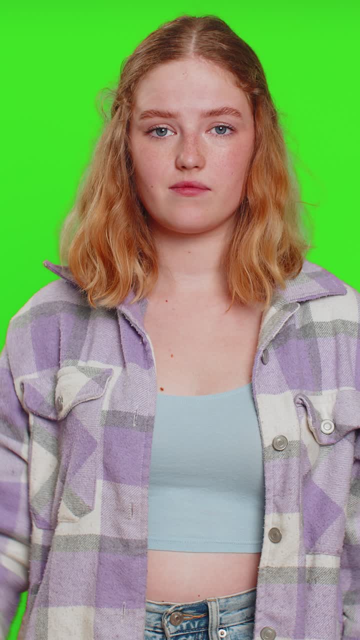 mujer confundida sintiéndose avergonzada por la pregunta teniendo dudas sin respuesta sin idea incierta