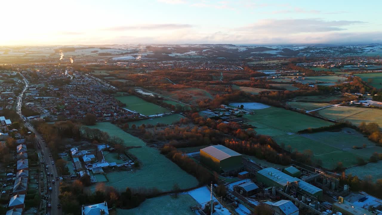 el amanecer en una mañana de invierno muy fría en yorkshire, reino unido