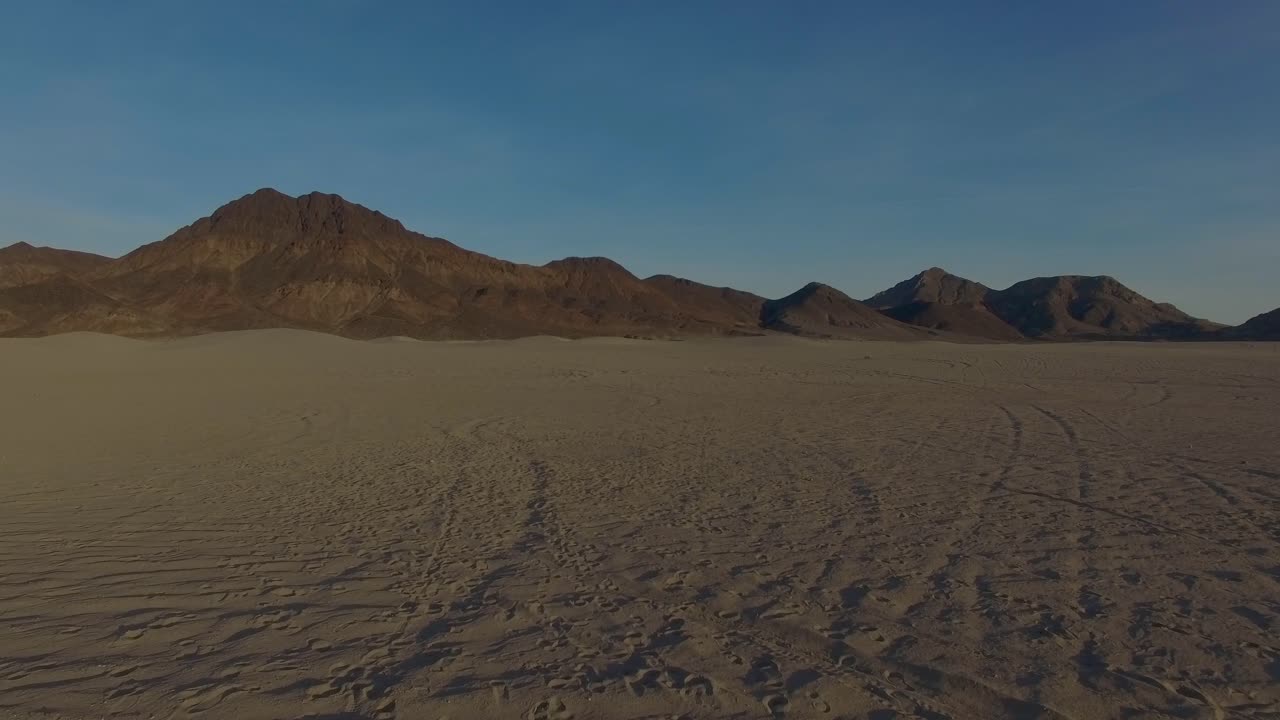 데스 밸리 캘리포니아 사구와 산 빈티지 오토바이 드론 4k 이상 비행