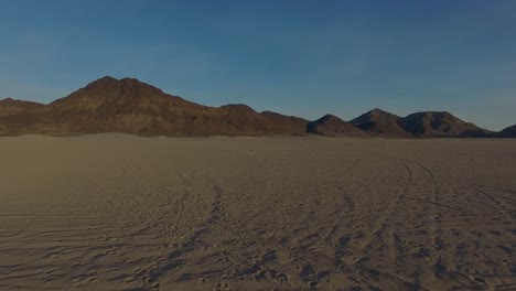 valle de la muerte california dunas de arena y montañas motocicleta vintage volar sobre drone 4k