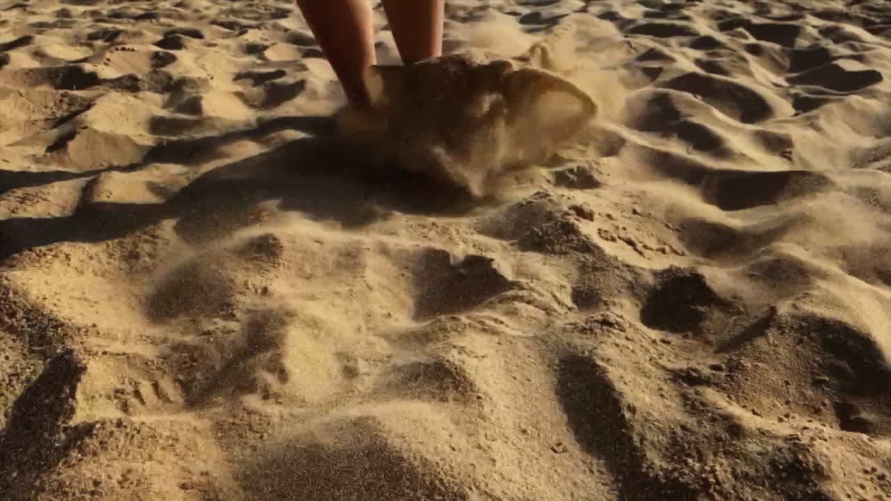 해변을 걷는 사람