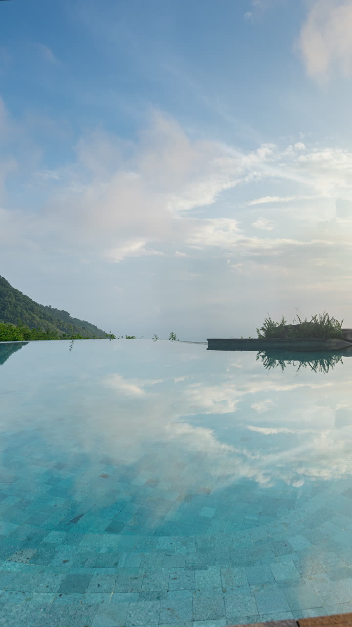 Luxuriöser Swimmingpool eingebettet in eine üppige Palmenlandschaft