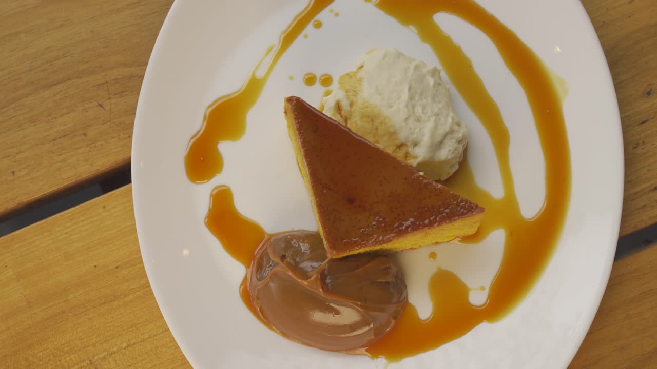 크림과 커스터드를 곁들인 맛있는 달콤한 디저트의 회전 탑다운 샷