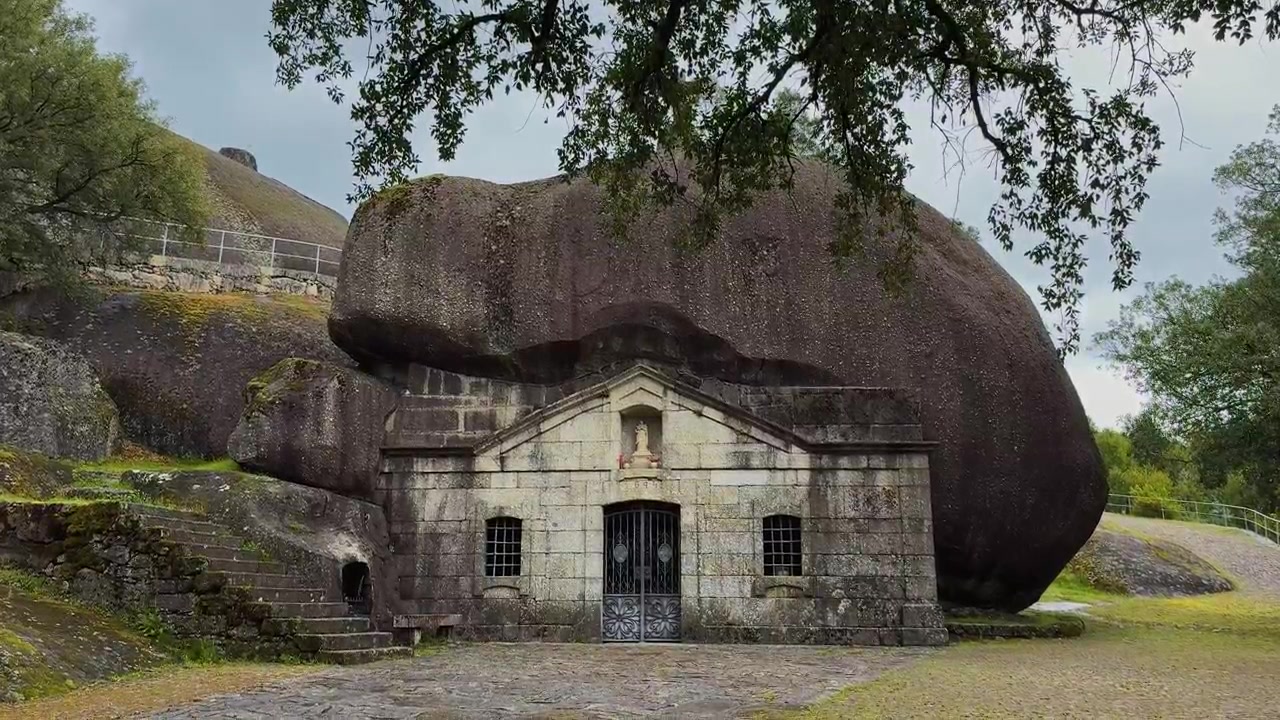 Nhà nguyện Santuario de Nossa Senhora da Lapa được xây dưới một tảng đá khổng lồ ở Soutelo, Bồ Đào Nha