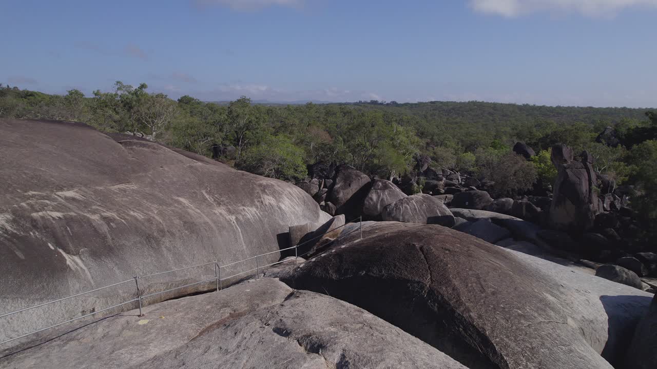 호주 qld에 있는 화강암 협곡 자연 공원의 거대한 화강암 바위와 무성한 초목 - 공중 드론 샷