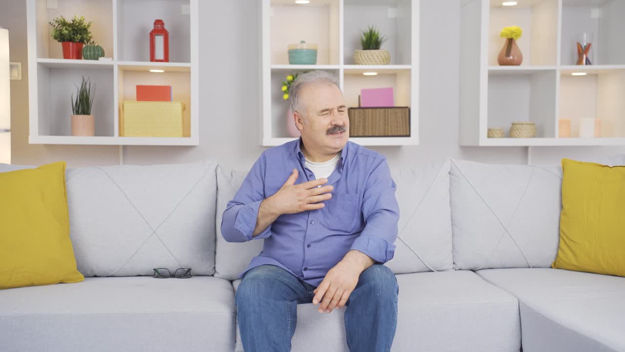 un viejo enojado consigo mismo.