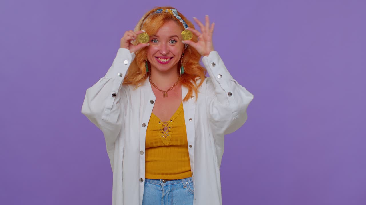 длинноволосая девушка, показывающая золотые биткойны, карьера, криптовалюты, инвестиции, добыча полезных ископаемых, будущие технологии