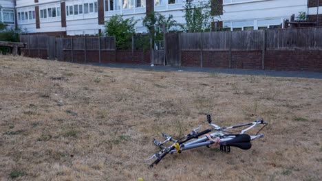 Vista-De-Una-Bicicleta-Abandonada-Frente-A-Council-Estate-En-El-Este-De-Londres