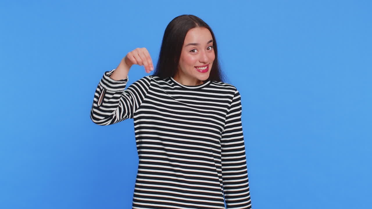 아래를 가리키고, 가입하라고 말하고, ok와 like를 제스처하고, 아래의 프로모션 정보