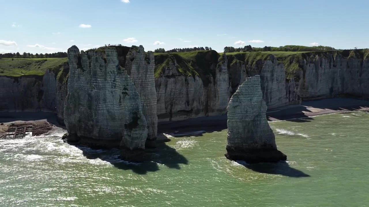 Porte d'Aval, natürlicher Felsbogen, Erosions-Kreidefelsen von Étretat, Normandie, Frankreich, Alabasterküste.
