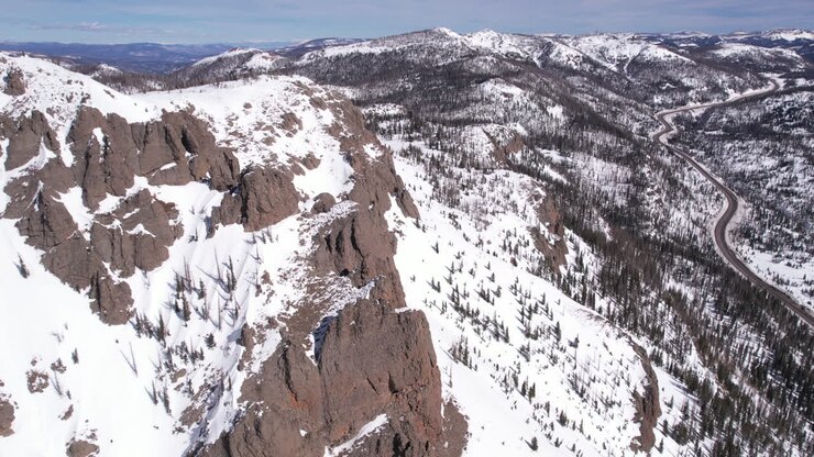 Vista aerea di un paesaggio innevato e di una strada nel Colorado rurale, USA, in una soleggiata giornata invernale