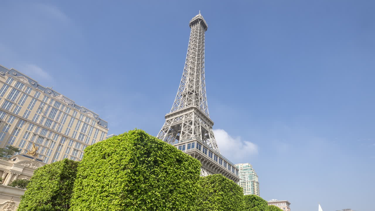 Replica iconica della Torre Eiffel a Macao con cielo blu limpido