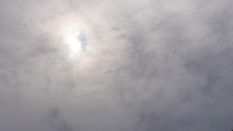 disparo estático de brillo del sol a través de la densa capa de nubes en movimiento lento