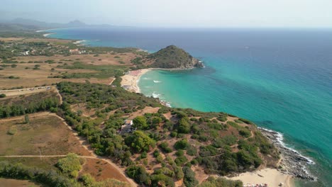 Espectacular-Playa-En-Cerdeña-Italia-Con-Exuberante-Vegetación