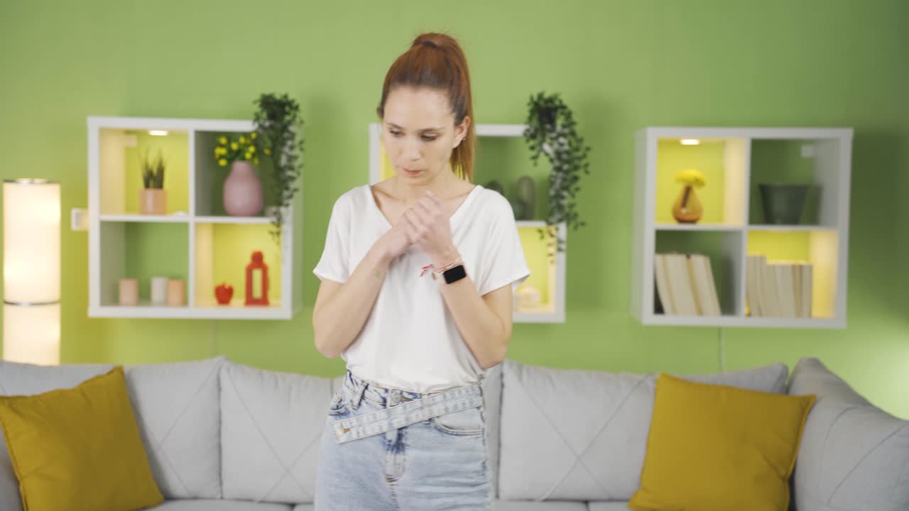 una joven estresada y preocupada.