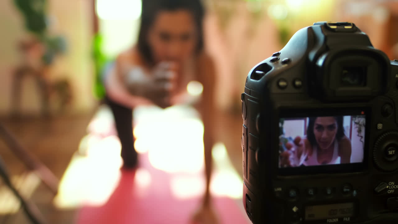hermosa blogger de video grabando video vlog mientras hace ejercicio 4k