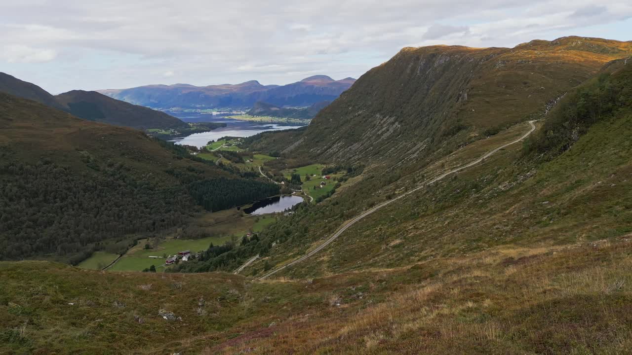 노르웨이 의 바닐벤 시 근처 에 있는 험준 한 언덕 과 호수 들 위 에 있는 공중
