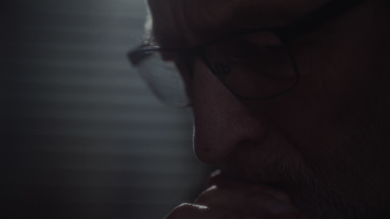 el espía escucha grabaciones discretas.