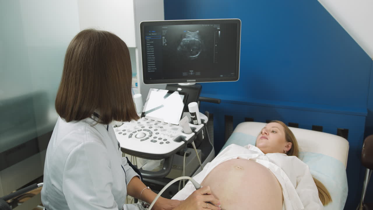 Esame ad ultrasuoni di una donna incinta