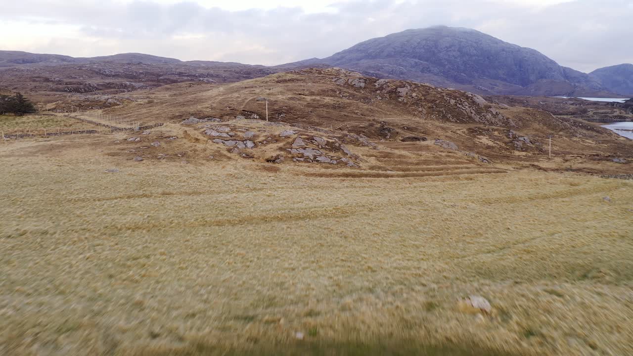 영국 스코틀랜드 외곽 헤브리디스 루이스 섬의 시골 사유지에서 바닷가에서 연주하는 바이올린 연주자