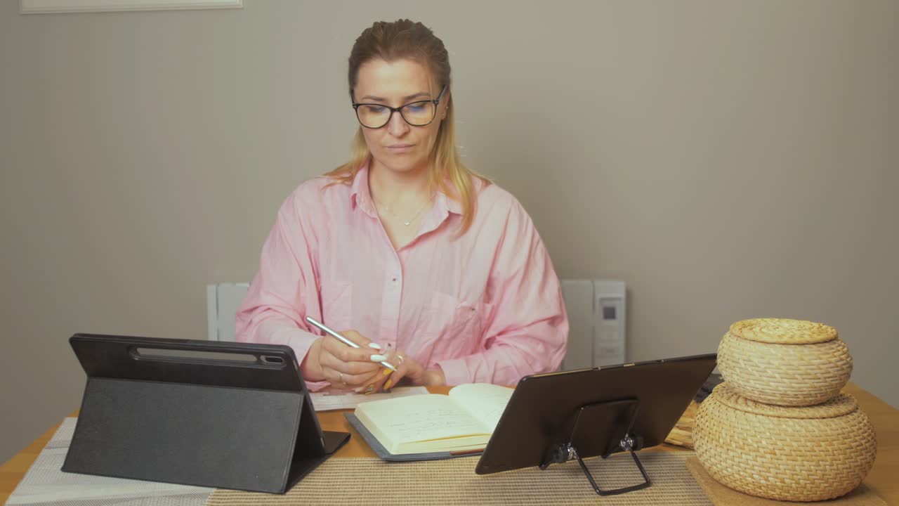 mujer independiente que trabaja desde casa