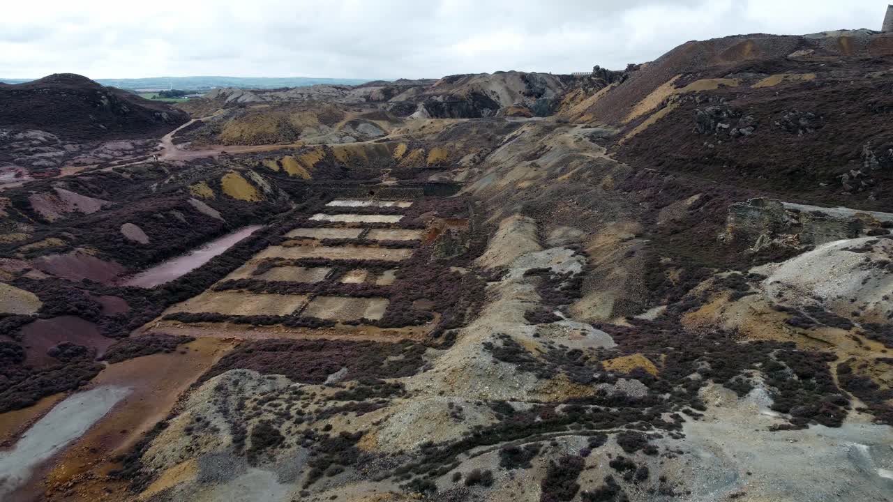 parys montaña abandonado histórico cobre mina piedra roja minería industria paisaje vista aérea lento descendiente derecho