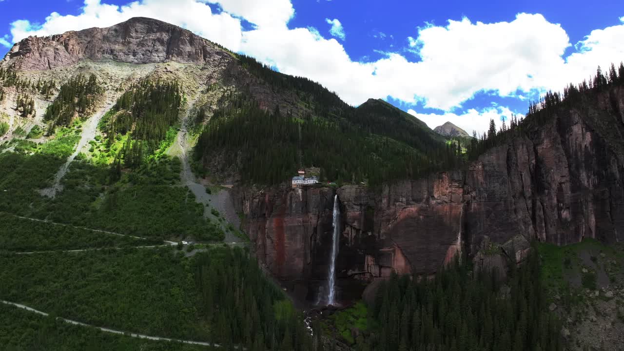 여름 초록색 텔루라이드 신부 베일 폭포 콜로라도 파워 플랜트 하우스 공중 드론 앞으로 천천히 상자 캐니언 블랙 베어 패스 로드 바위 산 4wd 하이킹 파란 하늘 절벽 uncompahgre 숲