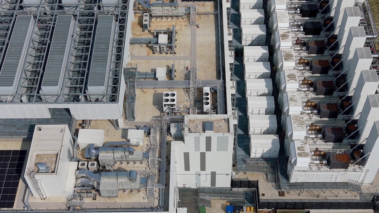 Vista aerea che evidenzia la scala, la disposizione e l'architettura di un moderno campus di data center nel Nord Italia. La struttura combina grandi edifici industriali e infrastrutture specializzate associate