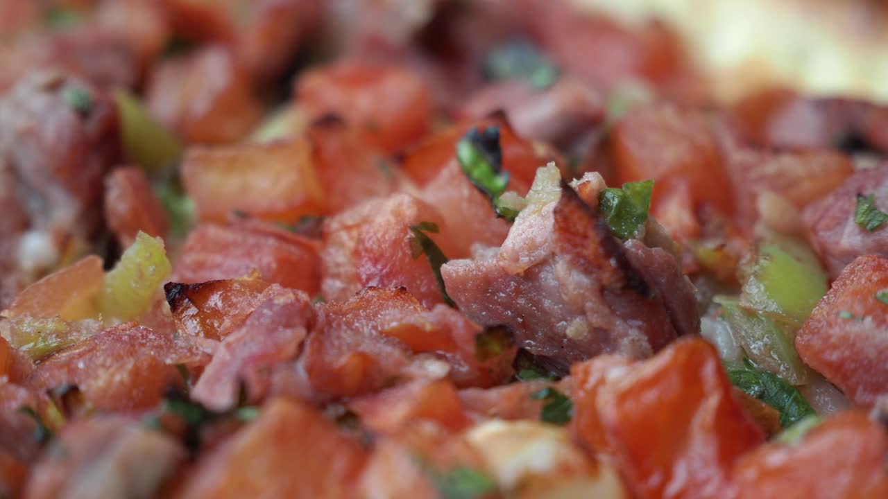 primer plano de una pizza turca con tomates y carne