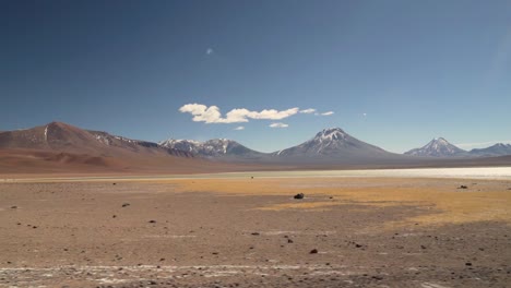 laguna salada cerca de volcanes en medio del desierto de atacama, chile, sudamérica