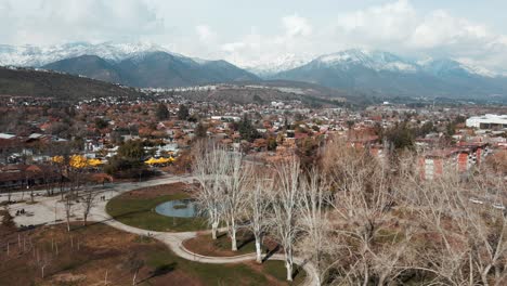 Blattlose-Bäume-Am-Plaza-Los-Dominicos-In-Las-Condes,-Chile