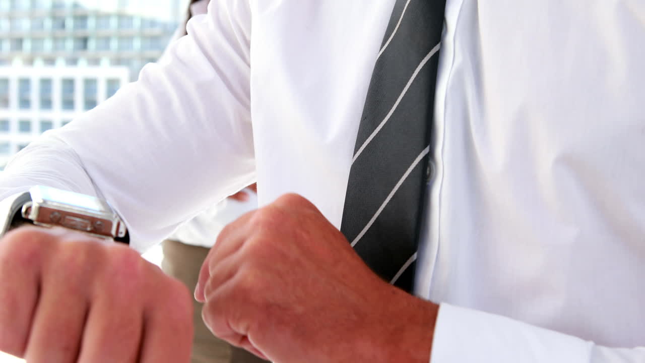 스마트 시계를 사용하는 사업가