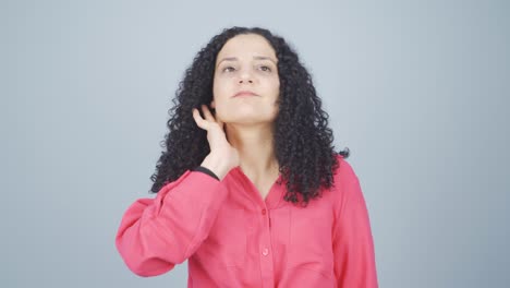mujer joven con picazón en las orejas.