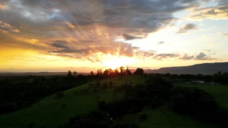 Sonnenuntergangshimmel-In-Ländlicher-Landschaft-In-Ländlicher-Landschaft