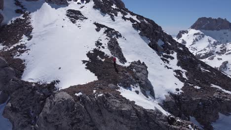 viajero anónimo con drone en las montañas picos de europa cubiertas de nieve
