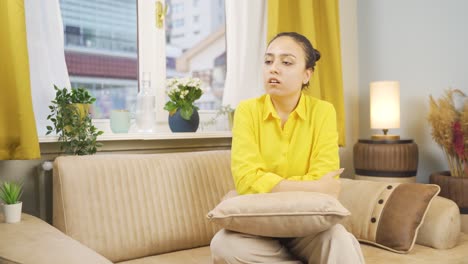 Mujer-Joven-Pensativa-E-Infeliz-En-Casa.