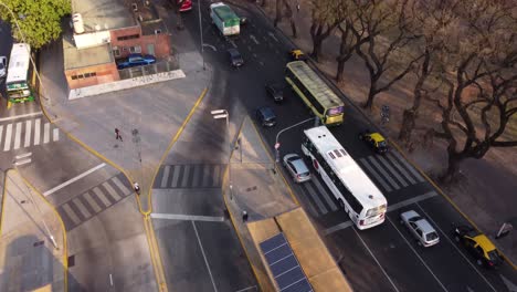 Buses-traffic-on-boulevard-tree-lined-in-Chacarita-neighborhood,-Buenos-Aires
