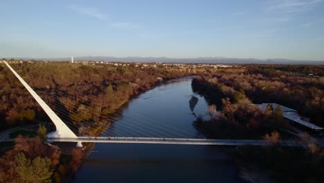 horizonte de redding con puente de reloj de sol en primer plano