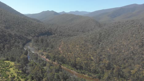 Toma-Aérea-Orbitando-Alrededor-De-Las-Montañas-Y-El-Río-Macalister-En-Victorias-High-Country