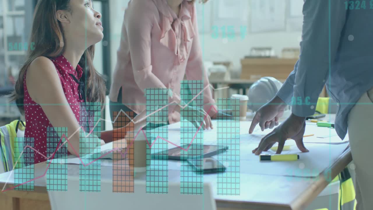 procesamiento de datos en gráficos sobre diversos arquitectos discutiendo planos en la reunión