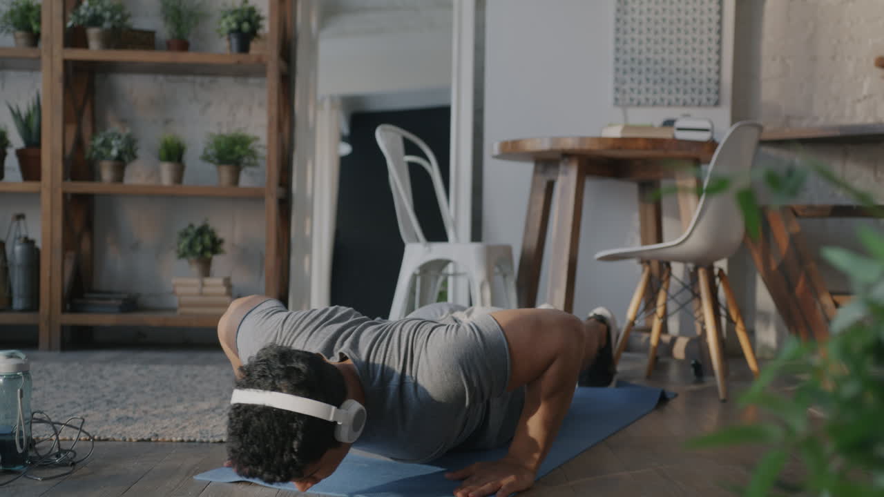 hombre haciendo flexiones en casa