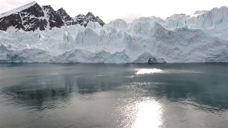 Sonne-Reflektiert-Vom-Monacobreen-Gletscher-In-Spitzbergen-Norwegen