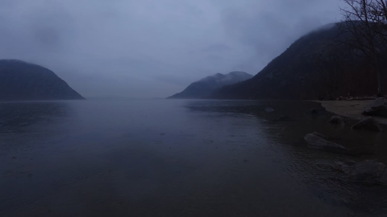 impresionante nube baja y niebla lapso de tiempo sobre el hermoso río hudson y las montañas apalaches en un día de lluvia atmosférica